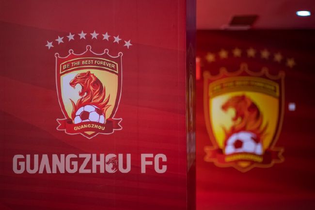 吉伦沃特28+8 高诗岩23+11+5+4断 卡巴18+13 山东大胜江苏CBA常规赛，山东今日迎战江苏，前者两连败后排在联赛第十六位，后者则是遭遇三连败联赛垫底，此役吉伦沃特复出，沙约克缺战。